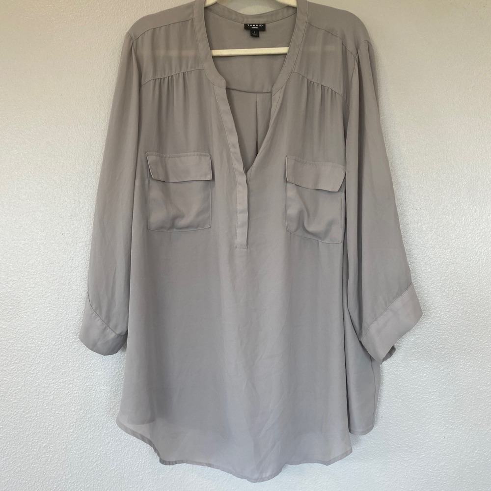 Torrid Grey Georgette Roll Tab Sleeve V-Neck Tunic Top Size 4 Plus